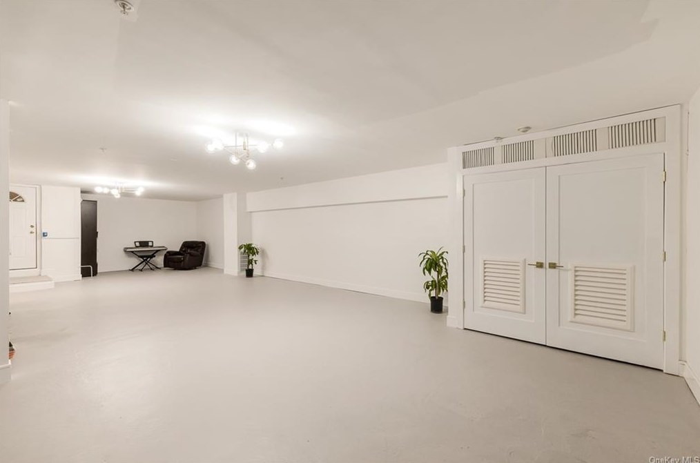 1114 Parkview Dr, Chestnut Ridge NY  10977-4976 exterior