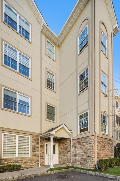 1114 Parkview Dr, Chestnut Ridge NY  10977-4976 exterior