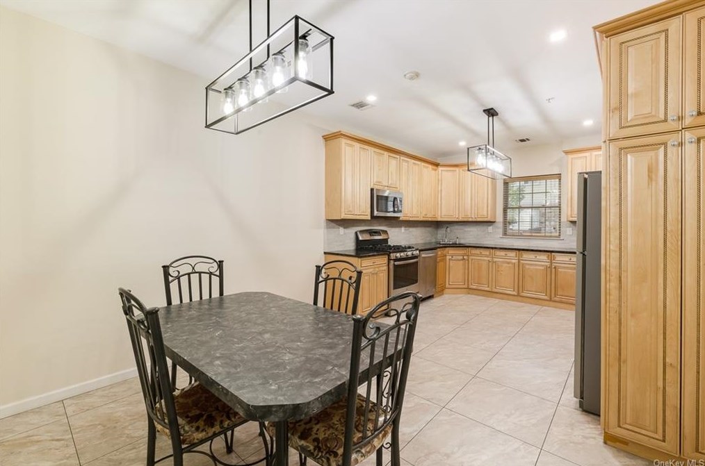 1114 Parkview Dr, Chestnut Ridge NY  10977-4976 exterior