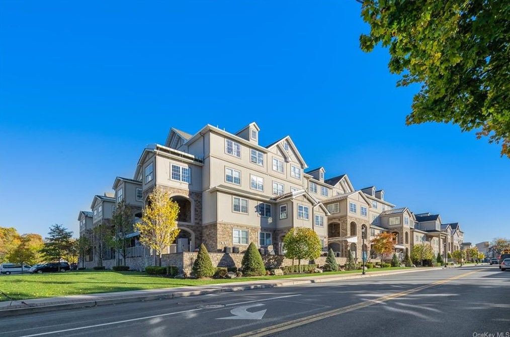 1114 Parkview Dr, Chestnut Ridge NY  10977-4976 exterior