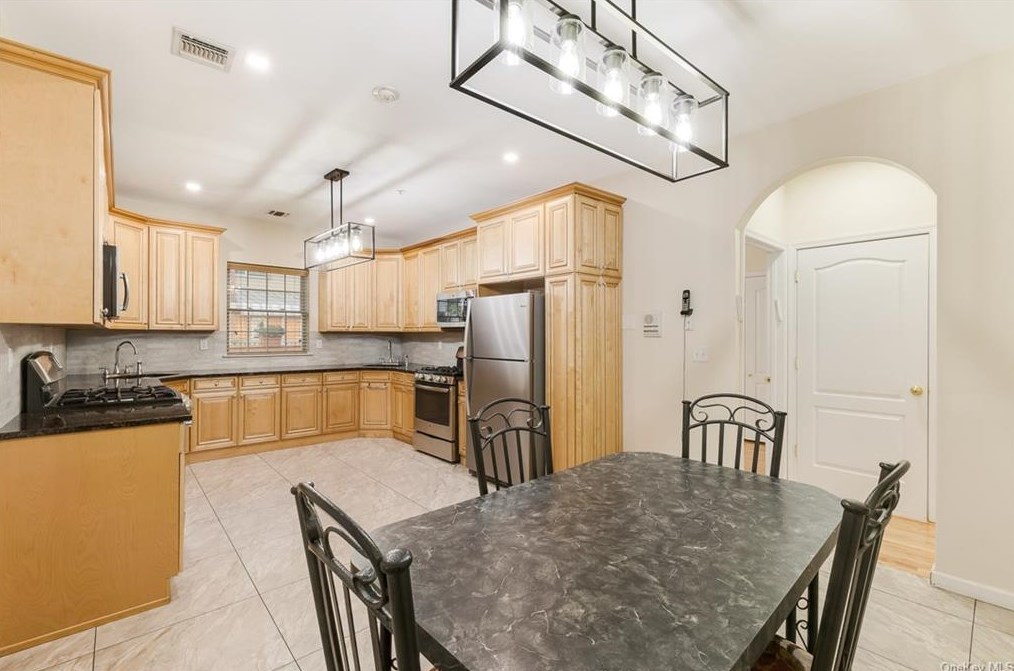 1114 Parkview Dr, Chestnut Ridge NY  10977-4976 exterior