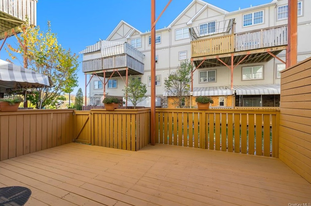 1114 Parkview Dr, Chestnut Ridge NY  10977-4976 exterior