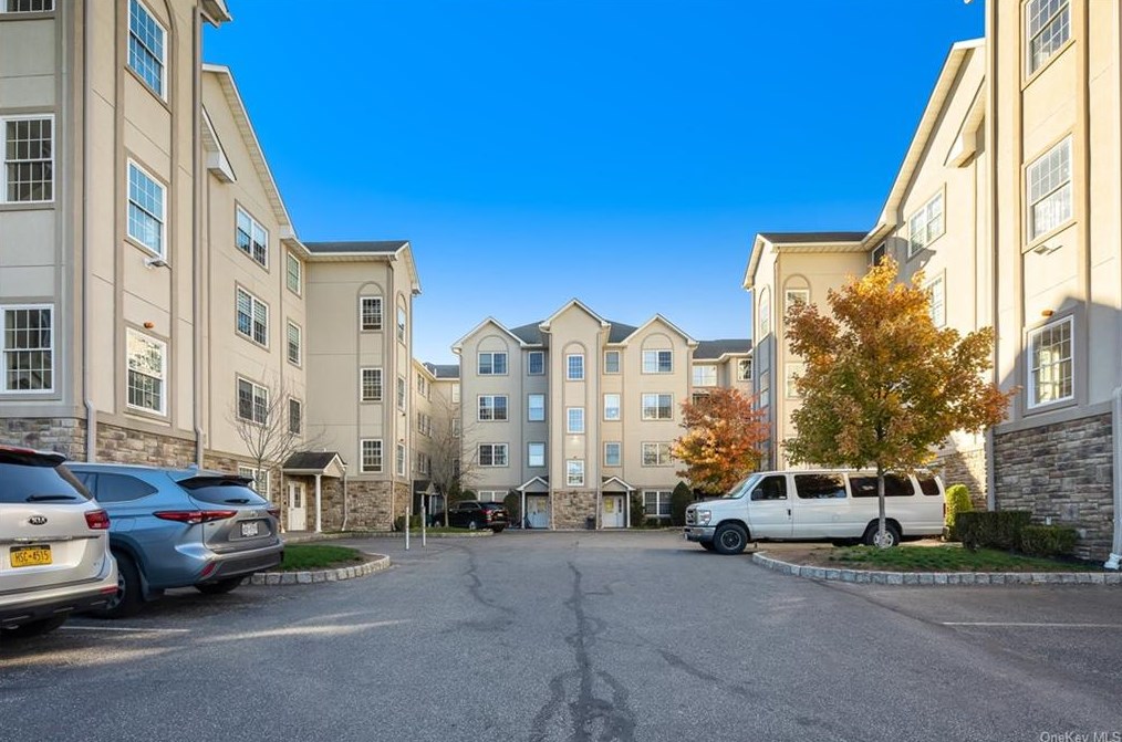 1114 Parkview Dr, Chestnut Ridge NY  10977-4976 exterior