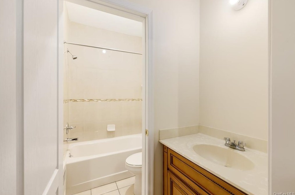 1114 Parkview Dr, Chestnut Ridge NY  10977-4976 exterior