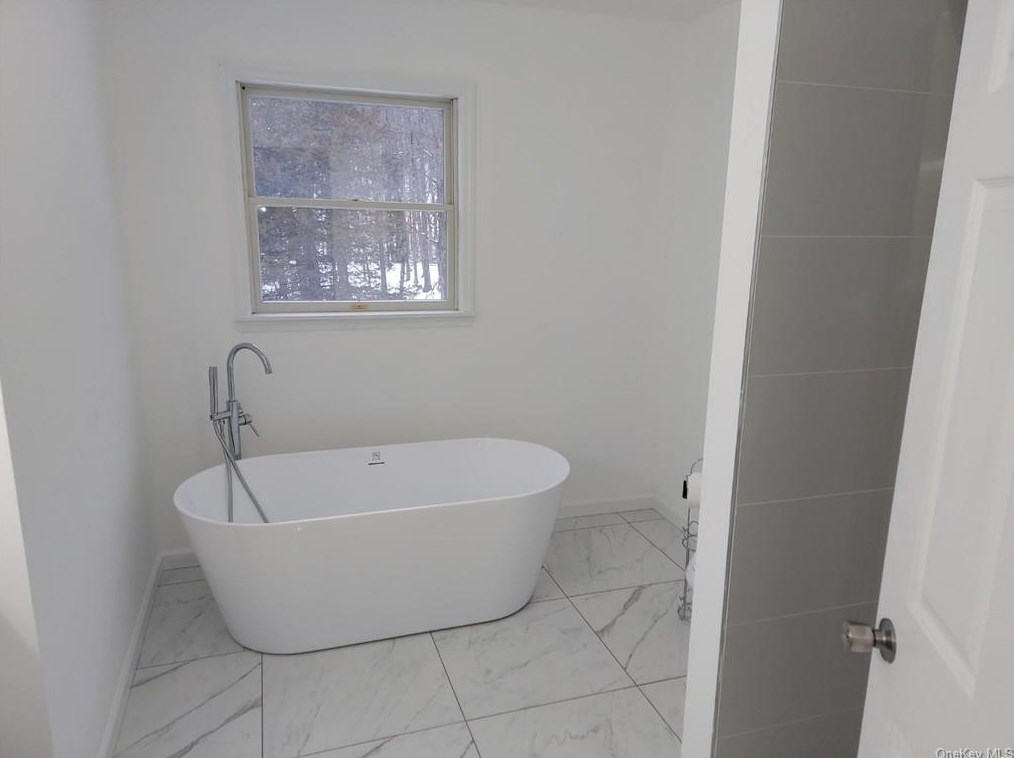 17 Canterberry Ct, East Fishkill NY  12533-5260 exterior