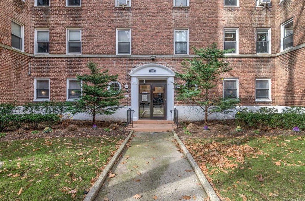 821 Bronx River Rd, Yonkers NY  10708-8008 exterior
