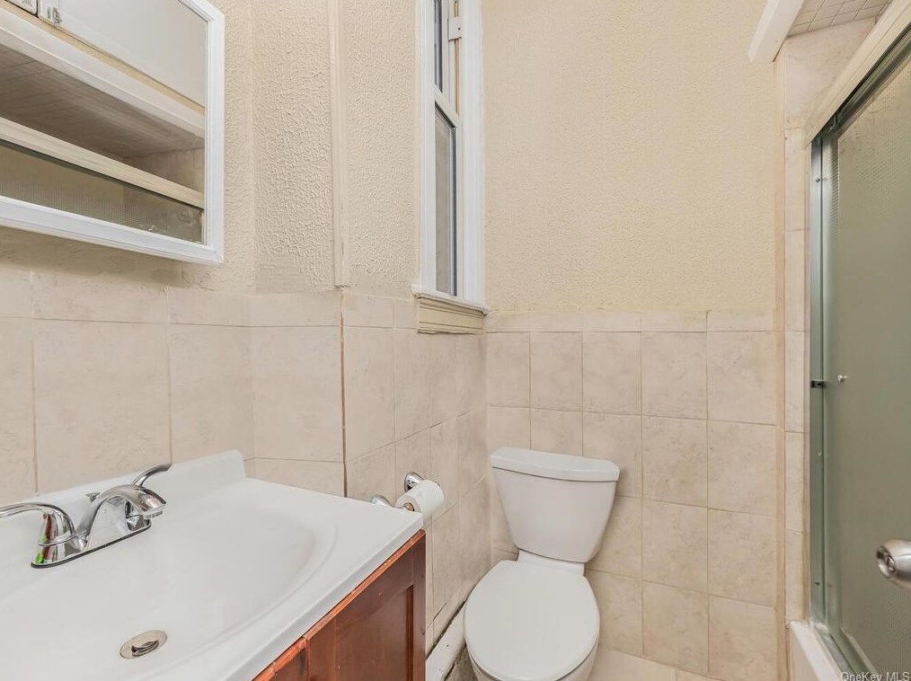 96 Elliott Ave, Yonkers NY 10705-2305 exterior