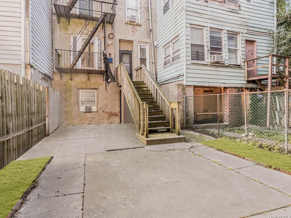 96 Elliott Ave, Yonkers NY 10705-2305 exterior