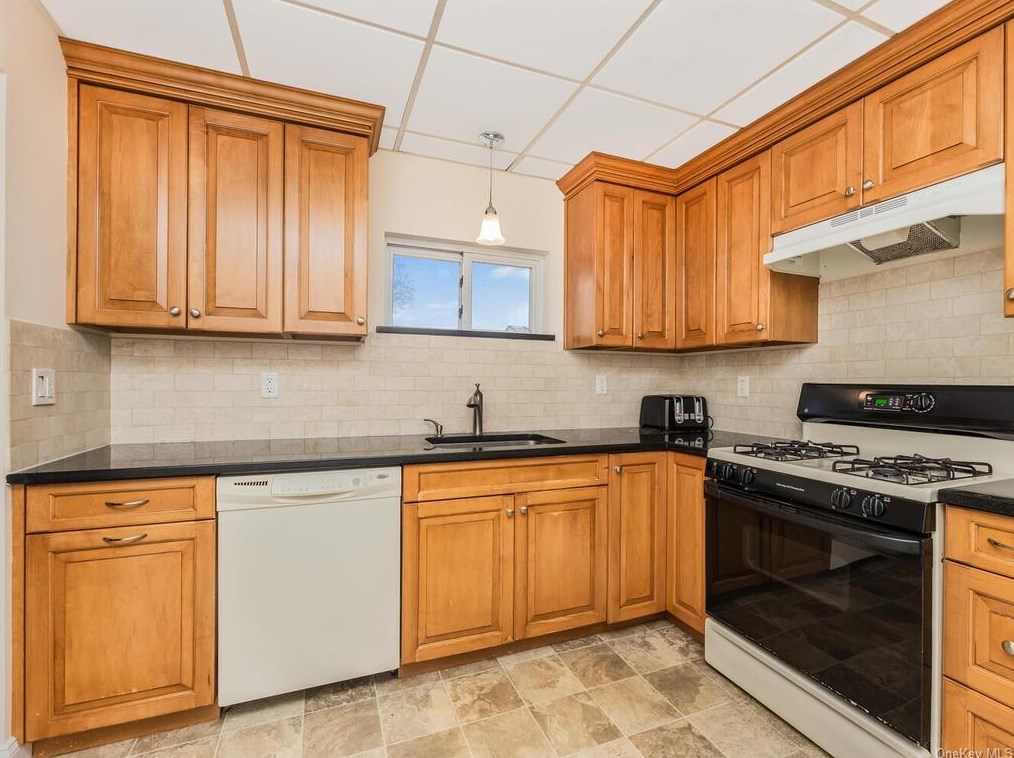 56 Crotty Ave, Yonkers NY 10704-2730 exterior