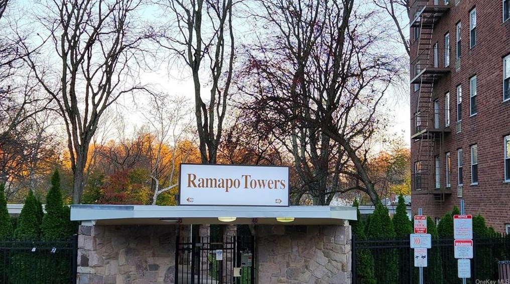 40 Cole Ave, Chestnut Ridge NY  10977-5467 exterior