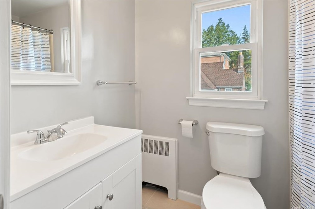 30 Roxbury Dr, Yonkers NY  10710-1816 exterior