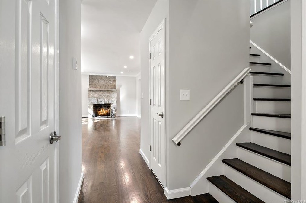 30 Roxbury Dr, Yonkers NY  10710-1816 exterior