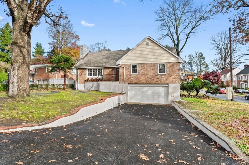 30 Roxbury Dr, Yonkers NY  10710-1816 exterior