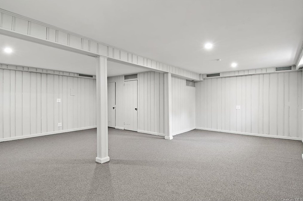 30 Roxbury Dr, Yonkers NY  10710-1816 exterior