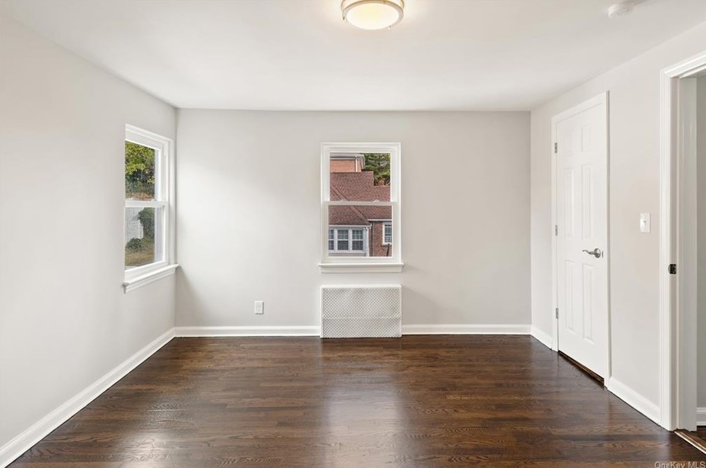 30 Roxbury Dr, Yonkers NY  10710-1816 exterior