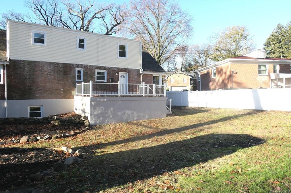 30 Roxbury Dr, Yonkers NY  10710-1816 exterior