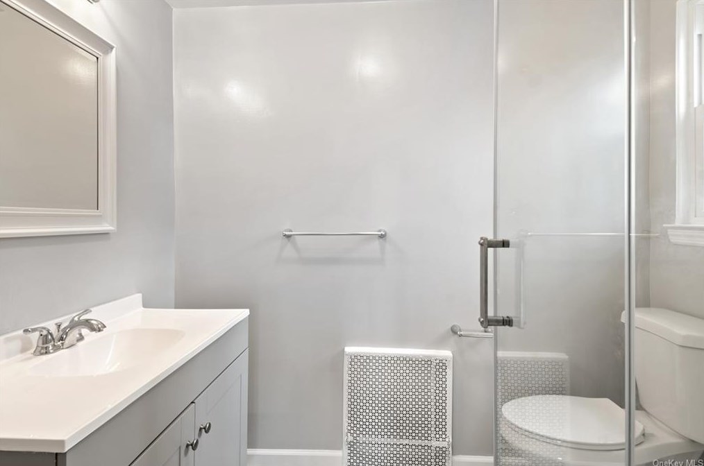 30 Roxbury Dr, Yonkers NY  10710-1816 exterior