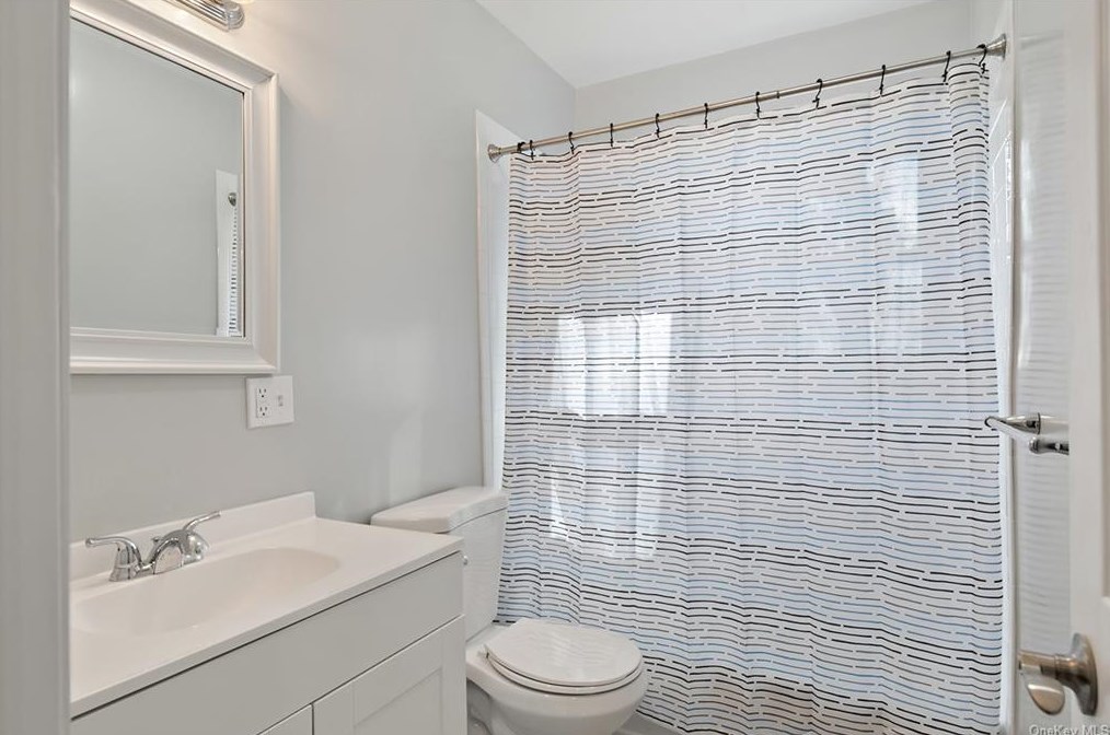 30 Roxbury Dr, Yonkers NY  10710-1816 exterior