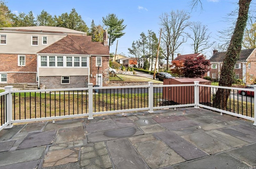 30 Roxbury Dr, Yonkers NY  10710-1816 exterior