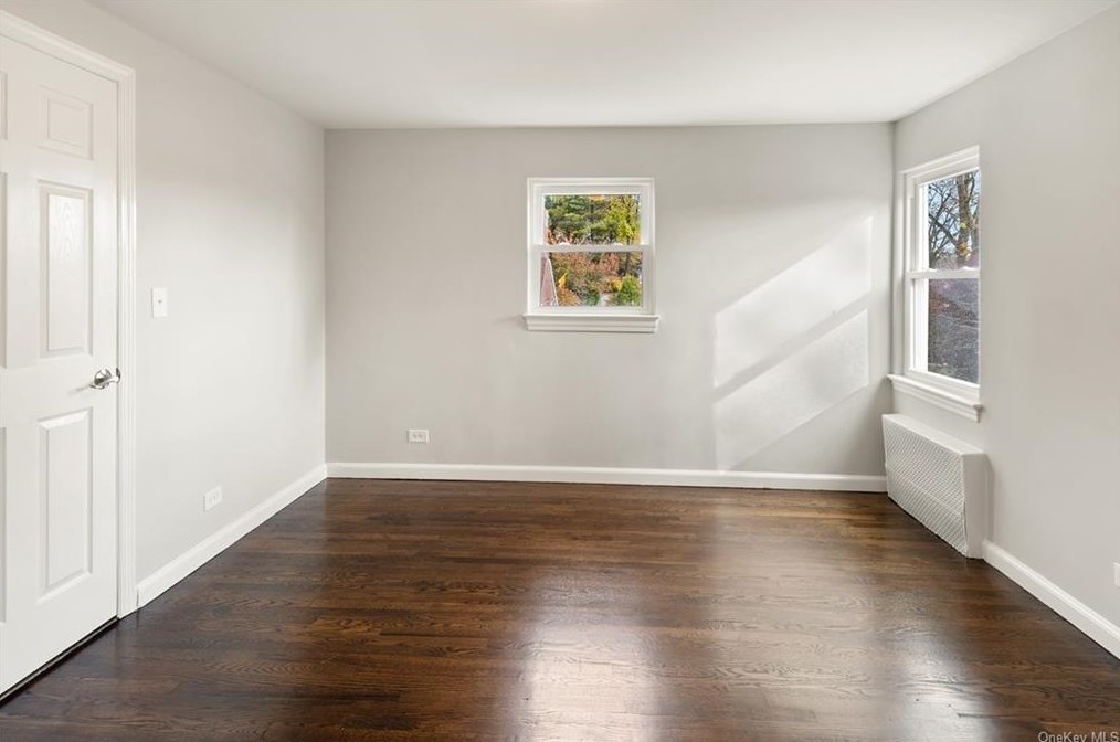 30 Roxbury Dr, Yonkers NY  10710-1816 exterior