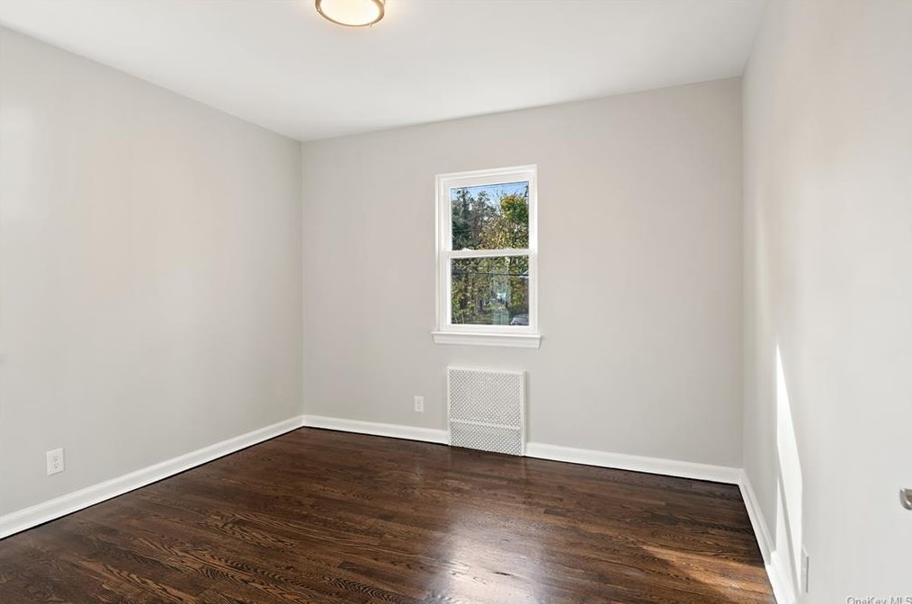 30 Roxbury Dr, Yonkers NY  10710-1816 exterior