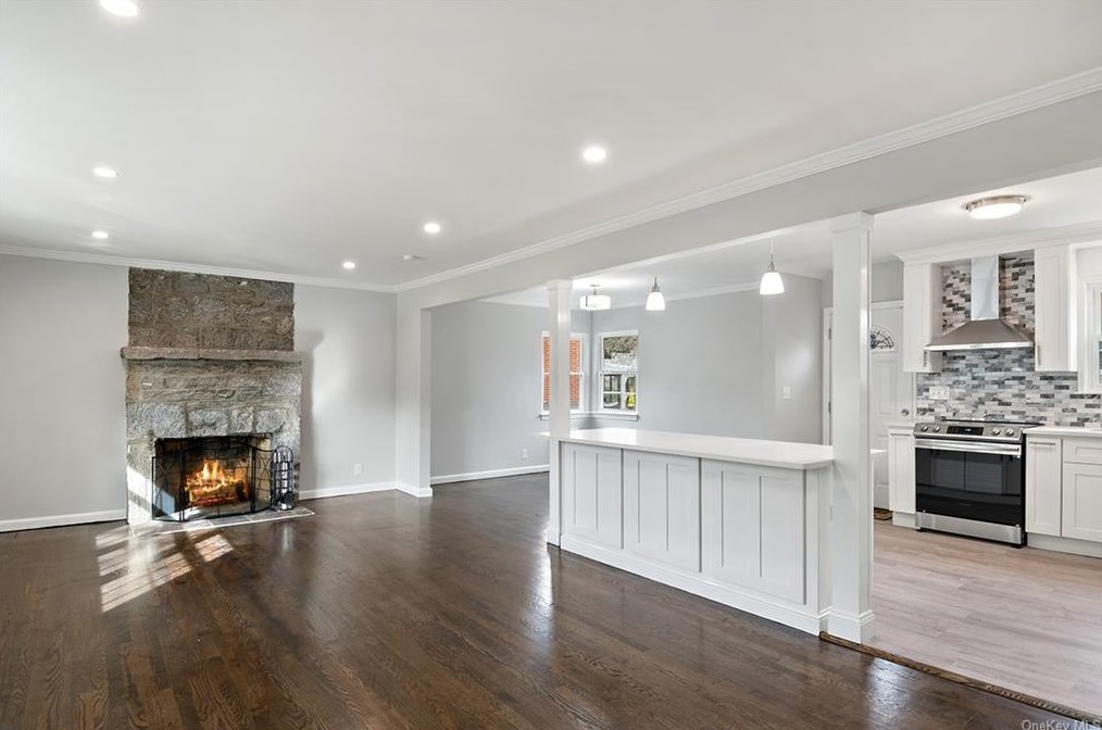 30 Roxbury Dr, Yonkers NY  10710-1816 exterior