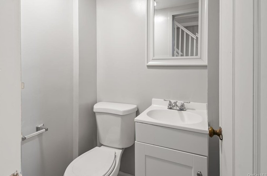 30 Roxbury Dr, Yonkers NY  10710-1816 exterior