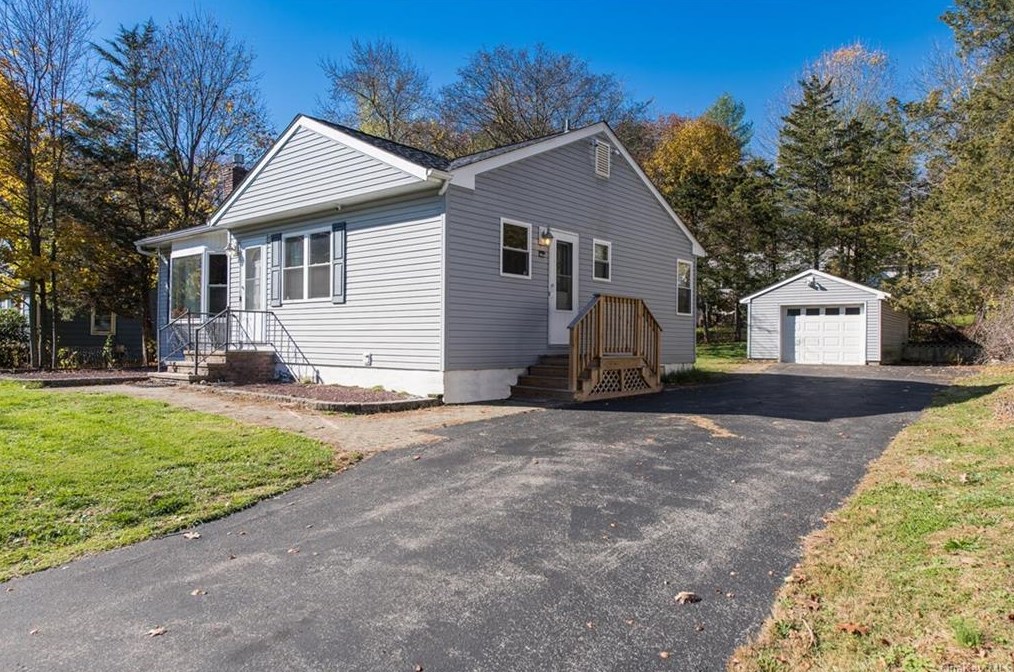 11 Stanley St, Poughkeepsie NY 12603-1429 exterior