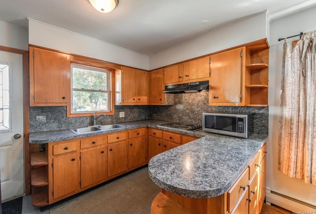 11 Stanley St, Poughkeepsie NY 12603-1429 exterior