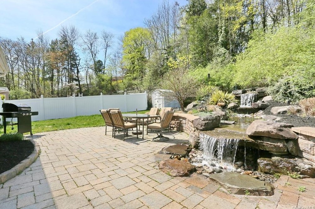 95 Violet Dr, Chestnut Ridge NY  10965-1212 exterior