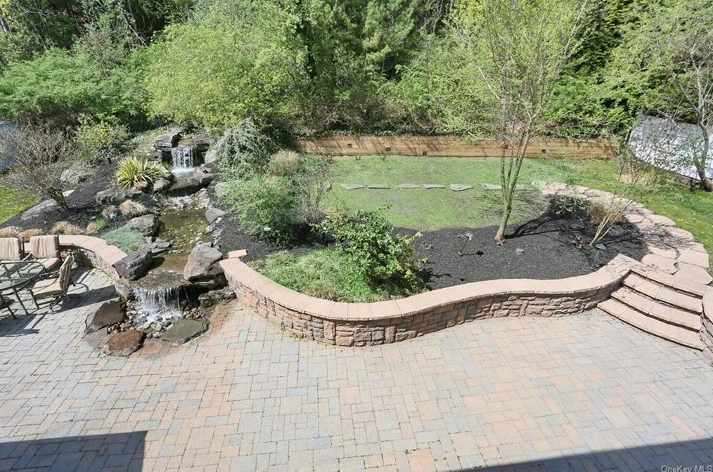 95 Violet Dr, Chestnut Ridge NY  10965-1212 exterior