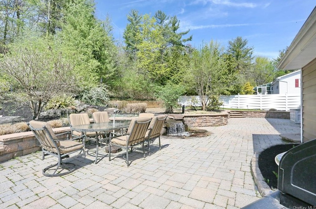 95 Violet Dr, Chestnut Ridge NY  10965-1212 exterior