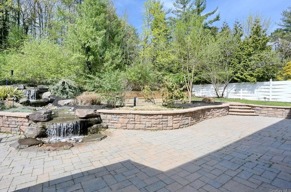 95 Violet Dr, Chestnut Ridge NY  10965-1212 exterior