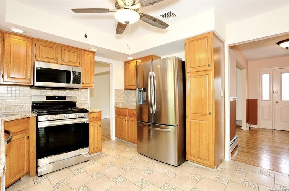 95 Violet Dr, Chestnut Ridge NY  10965-1212 exterior