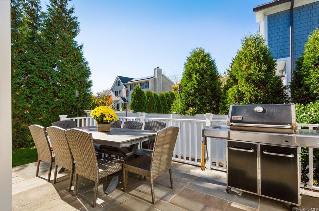 31 Brookdale Pl, Rye NY 10580-2702 exterior