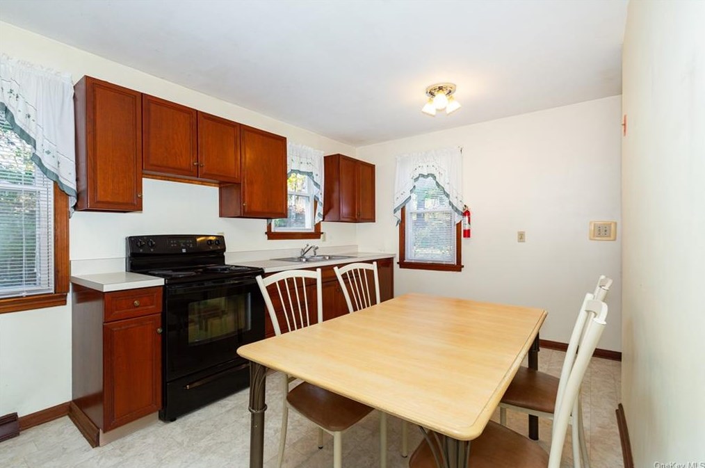 38 Sunny Knolls Dr, Poughkeepsie NY  12603-2665 exterior