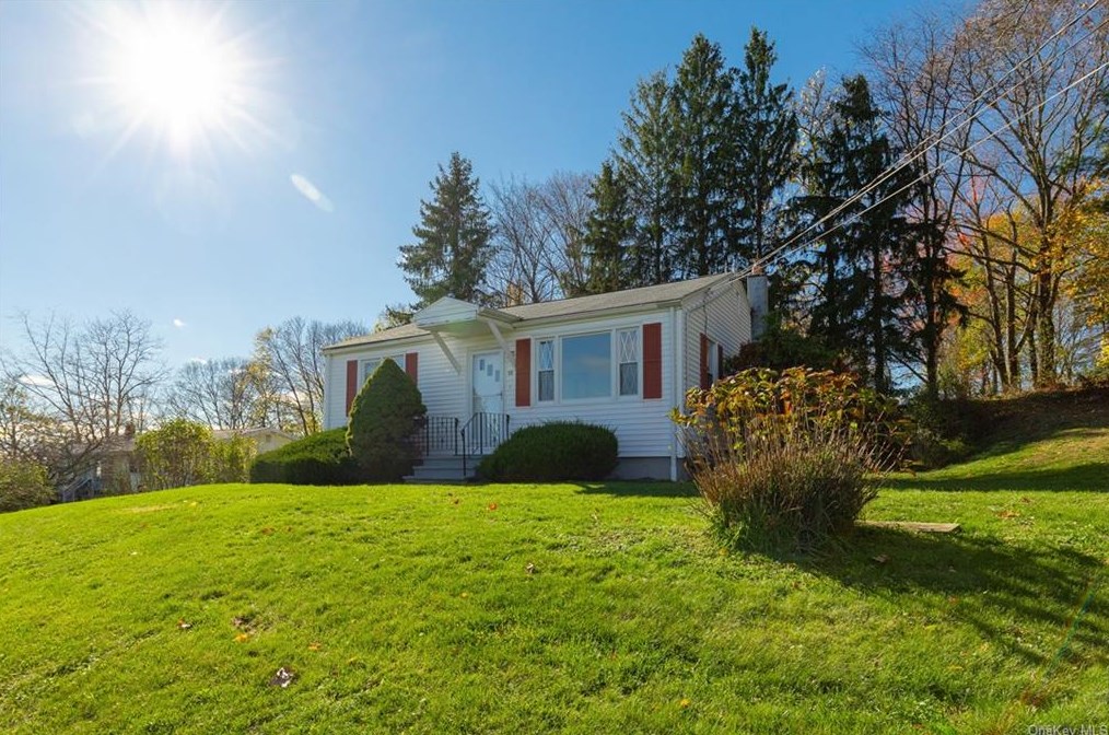 38 Sunny Knolls Dr, Poughkeepsie NY  12603-2665 exterior