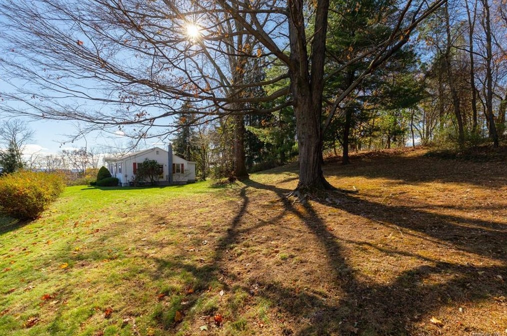 38 Sunny Knolls Dr, Poughkeepsie NY  12603-2665 exterior