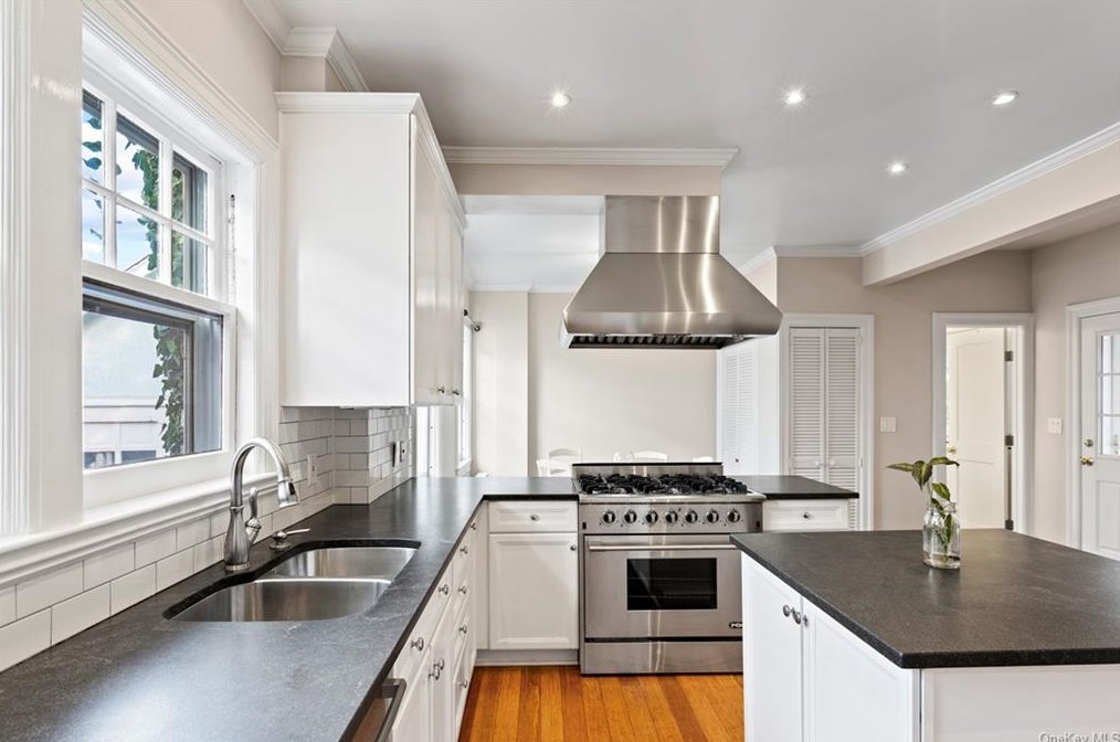 7 Wainwright St, Rye NY  10580-3711 exterior