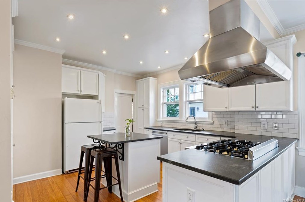 7 Wainwright St, Rye NY  10580-3711 exterior