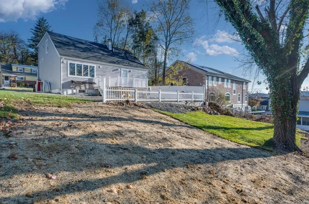 13 Newkirk Rd, Yonkers NY  10710-3517 exterior