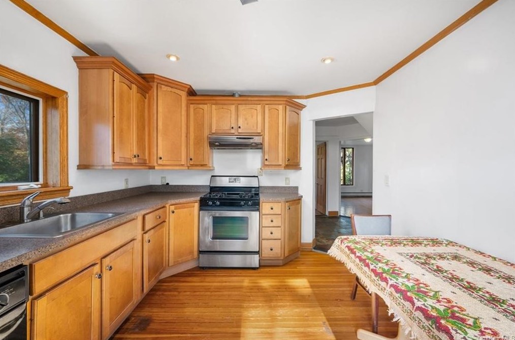 568 Palmer Rd, Yonkers NY  10701-5165 exterior