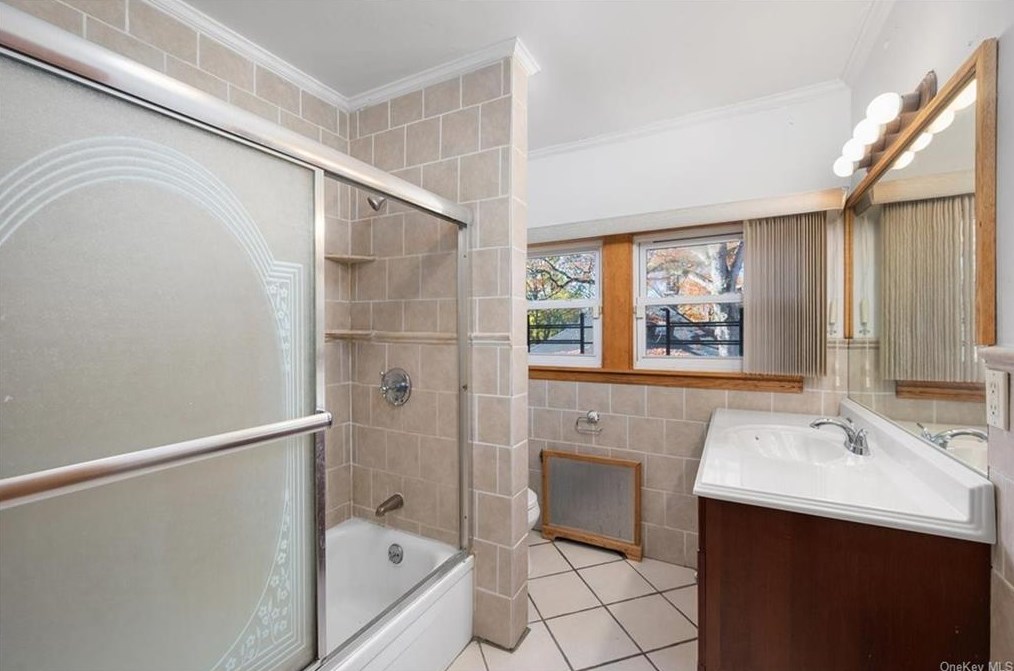 568 Palmer Rd, Yonkers NY  10701-5165 exterior