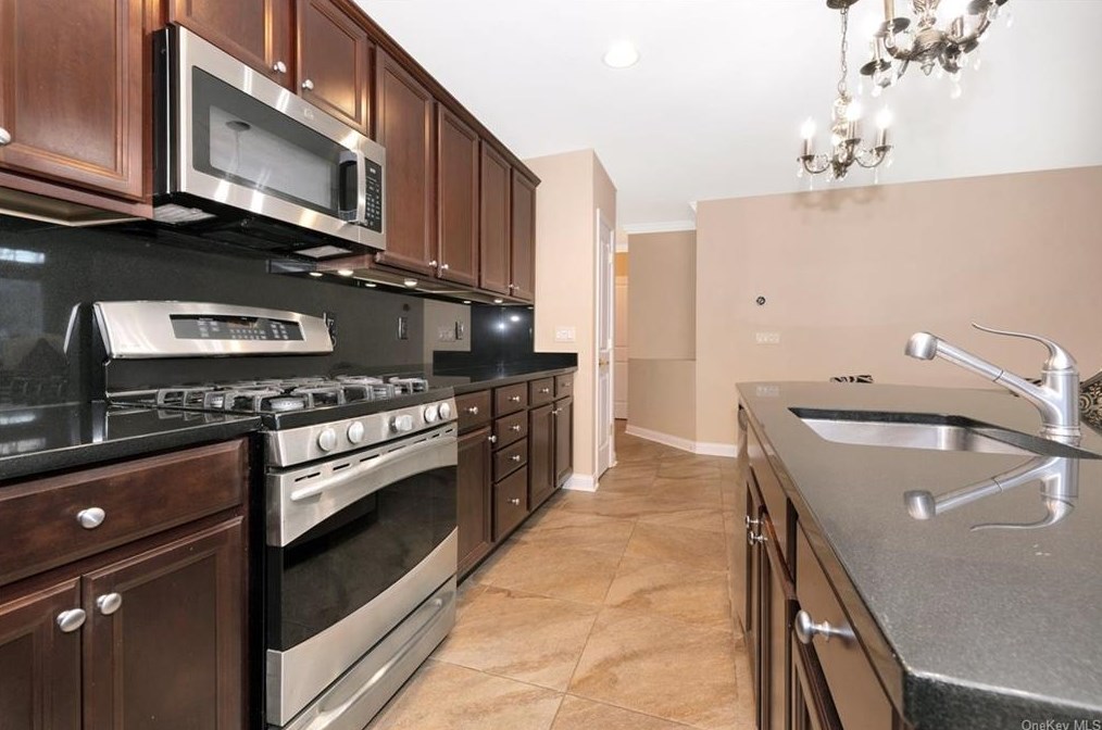 3308 Leeward Dr, Haverstraw NY  10927-2129 exterior