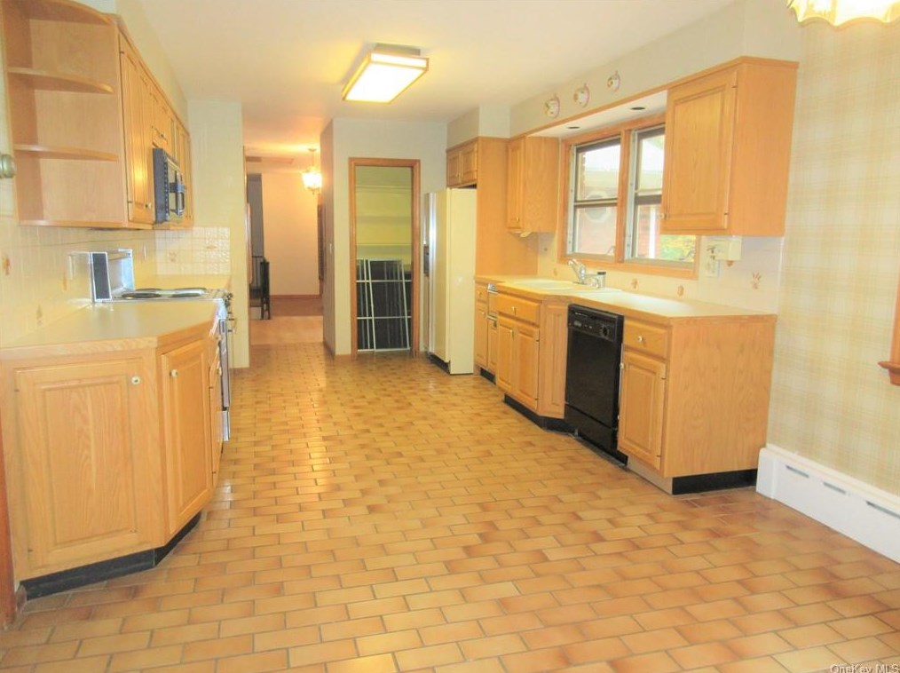 27 Adams Ct, Kent Lakes NY  10512-3000 exterior