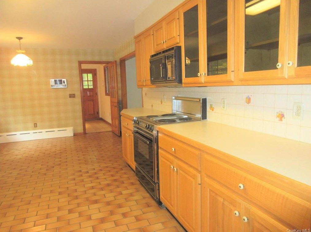 27 Adams Ct, Kent Lakes NY  10512-3000 exterior