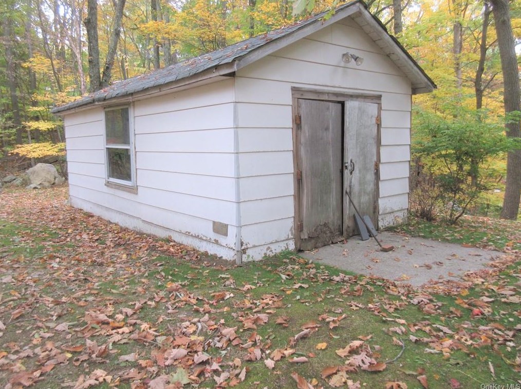 27 Adams Ct, Kent Lakes NY  10512-3000 exterior