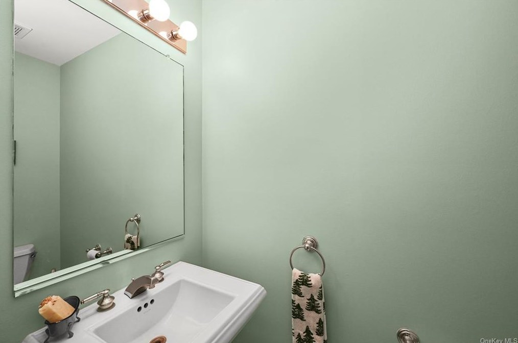 87 Park Rd Ext, Goldens Bridge NY  10526-1126 exterior