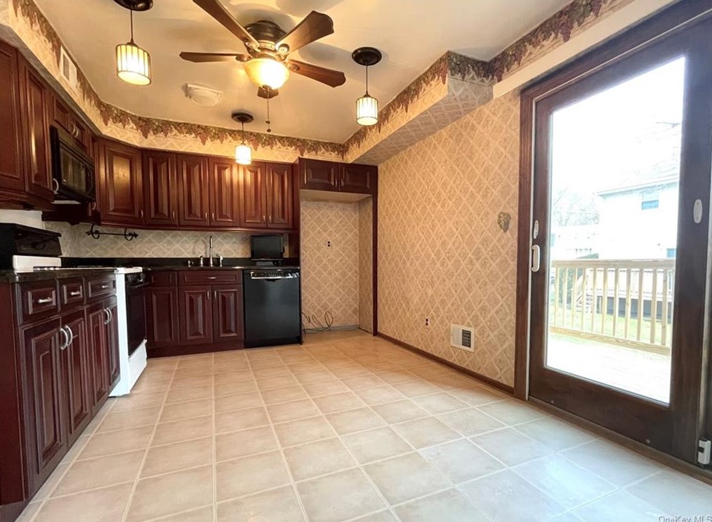 62 Alan Rd, Chestnut Ridge NY  10977-6048 exterior