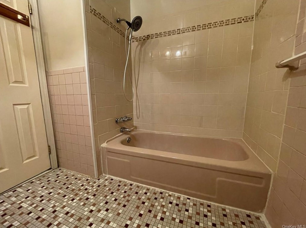 62 Alan Rd, Chestnut Ridge NY  10977-6048 exterior